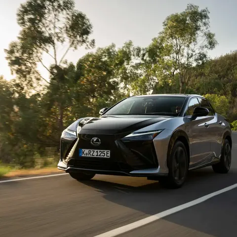 Elettronauti - Lexus RZ 550e F SPORT - Blu - Esterno - Vista anteriore a tre quarti