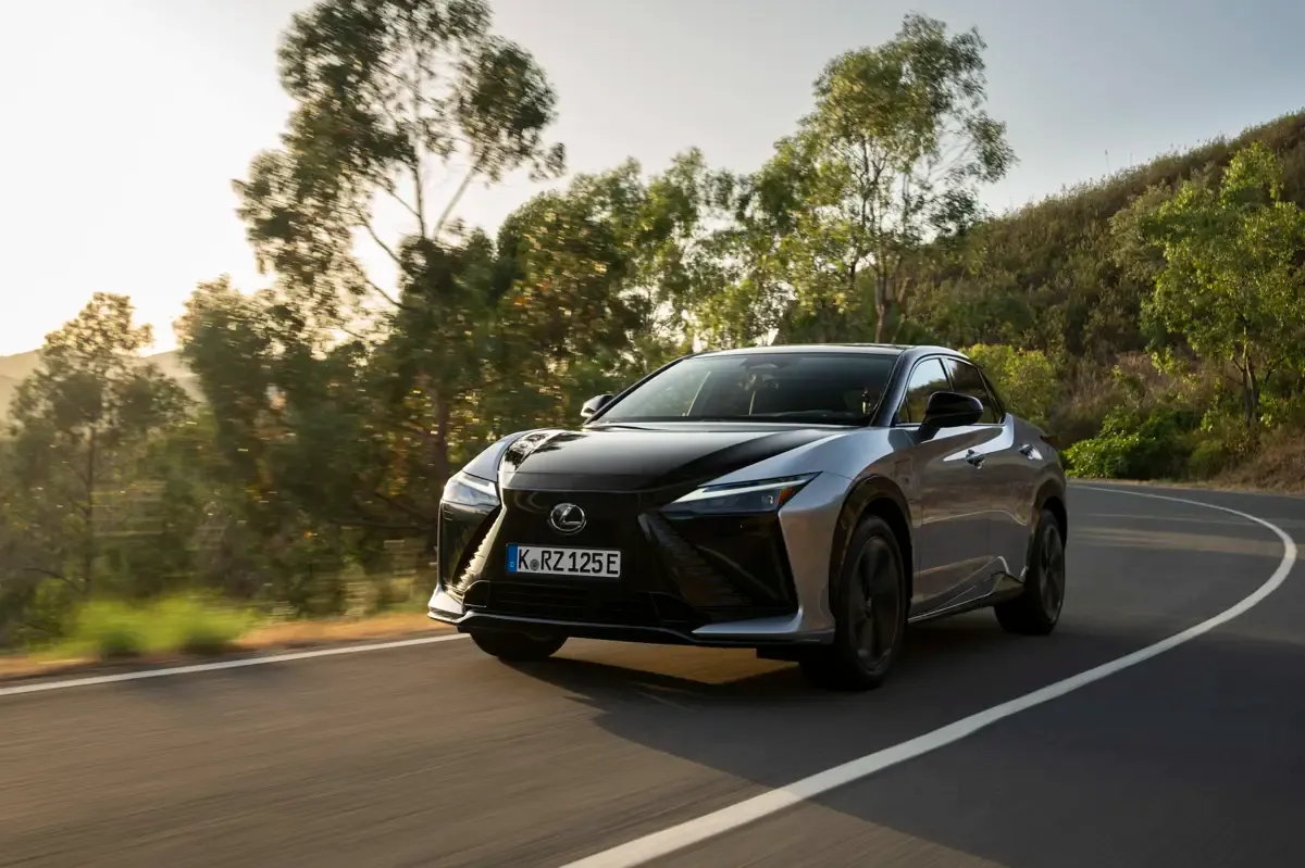 Elettronauti - Lexus RZ 550e F SPORT - Blu - Esterno - Vista anteriore a tre quarti