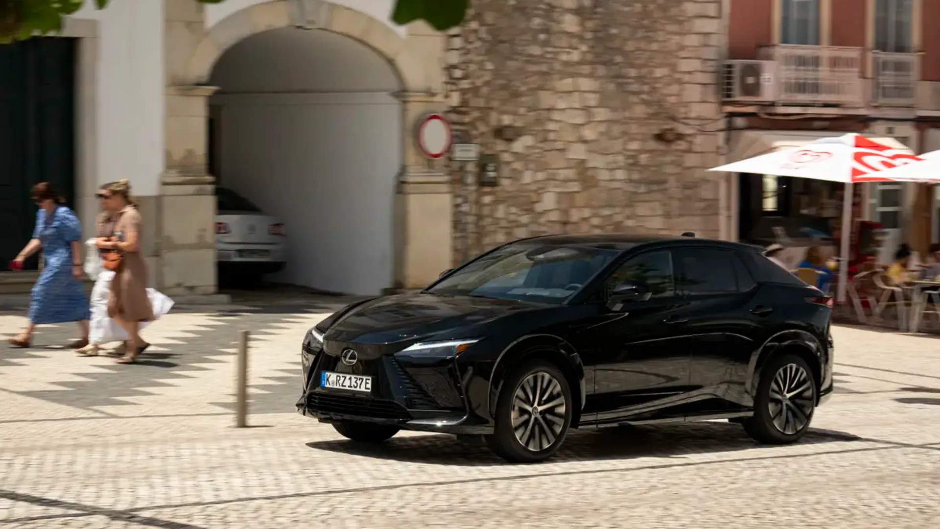 Elettronauti - Lexus RZ 500e - Blu - Esterno - Vista anteriore a tre quarti