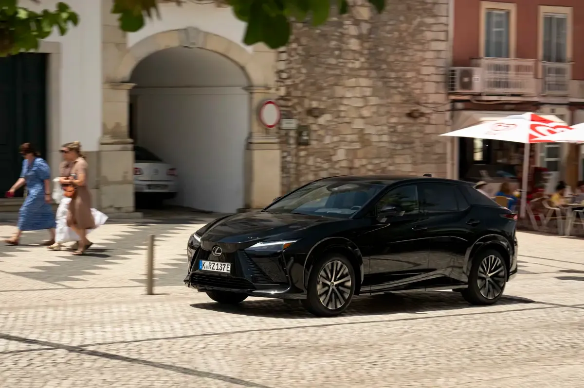 Elettronauti - Lexus RZ 500e - Blu - Esterno - Vista anteriore a tre quarti