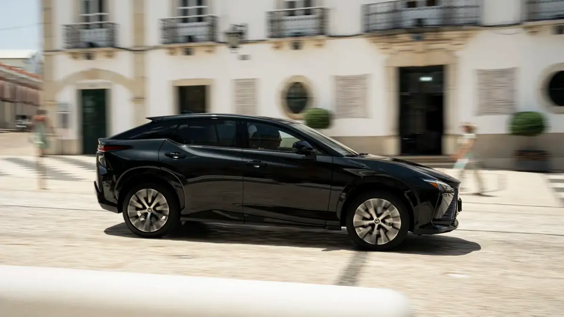 Elettronauti - Lexus RZ 500e - Blu - Esterno - Vista anteriore a tre quarti