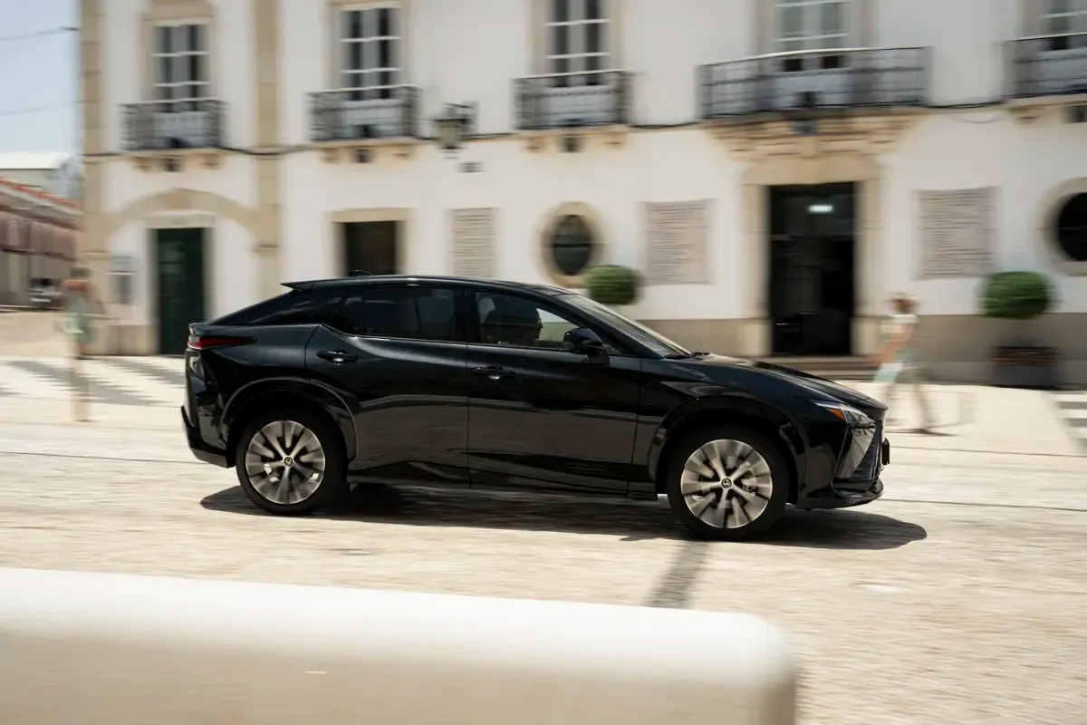 Elettronauti - Lexus RZ 500e - Blu - Esterno - Vista anteriore a tre quarti