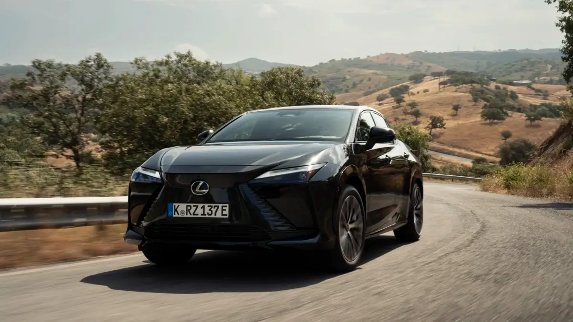 Elettronauti - Lexus RZ 500e - Blu - Esterno - Vista anteriore a tre quarti
