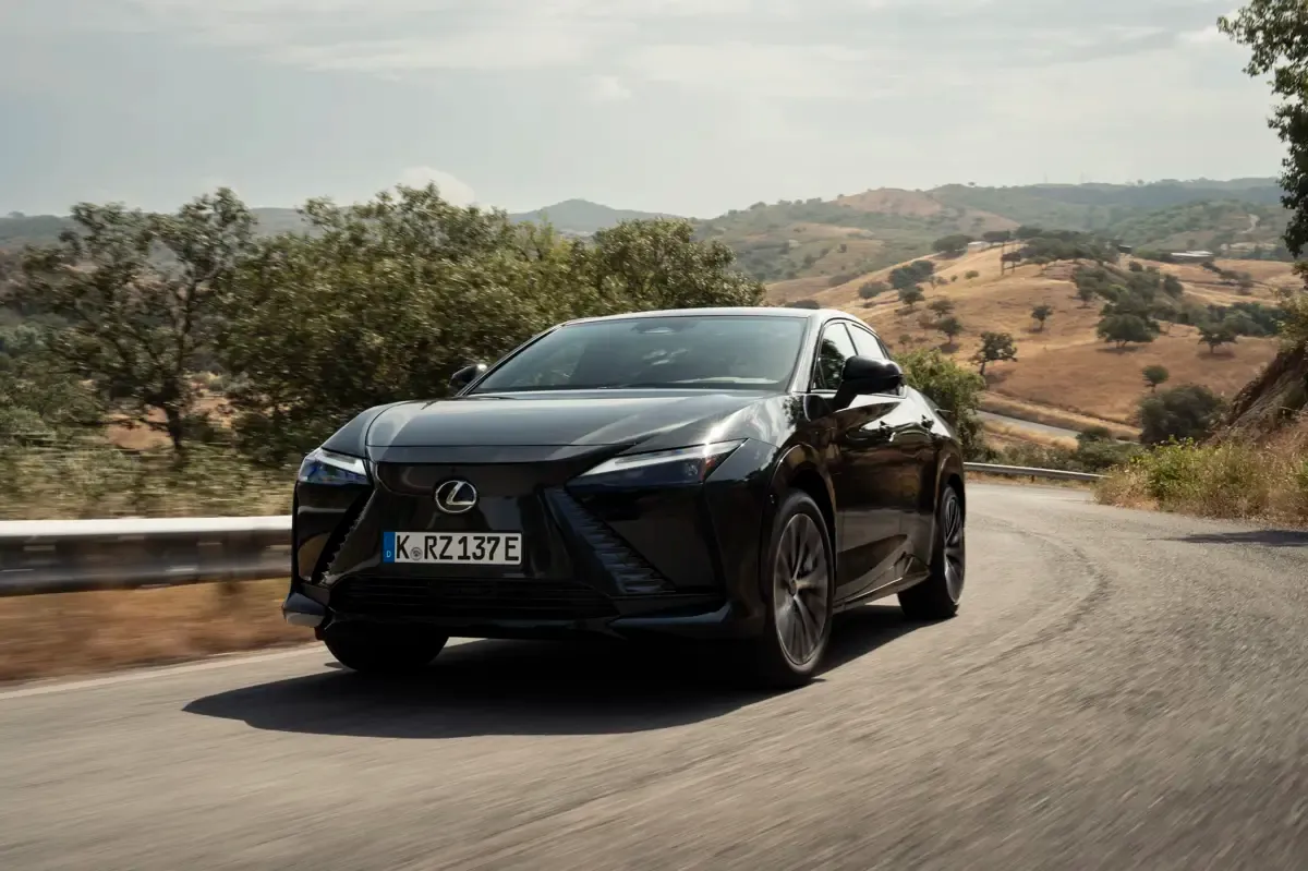 Elettronauti - Lexus RZ 500e - Blu - Esterno - Vista anteriore a tre quarti