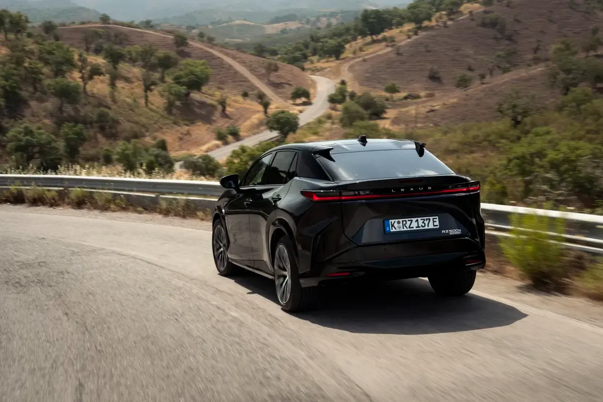 Elettronauti - Lexus RZ 500e - Blu - Esterno - Vista anteriore a tre quarti