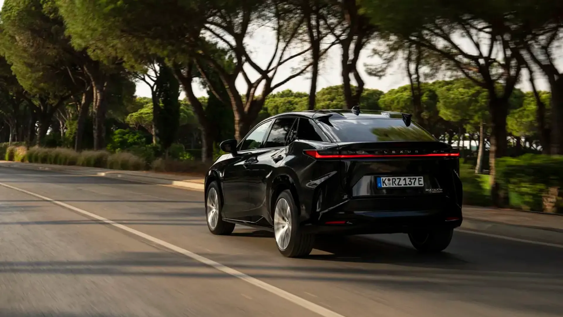 Elettronauti - Lexus RZ 500e - Blu - Esterno - Vista anteriore a tre quarti