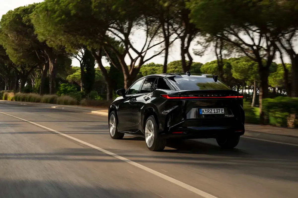 Elettronauti - Lexus RZ 500e - Blu - Esterno - Vista anteriore a tre quarti