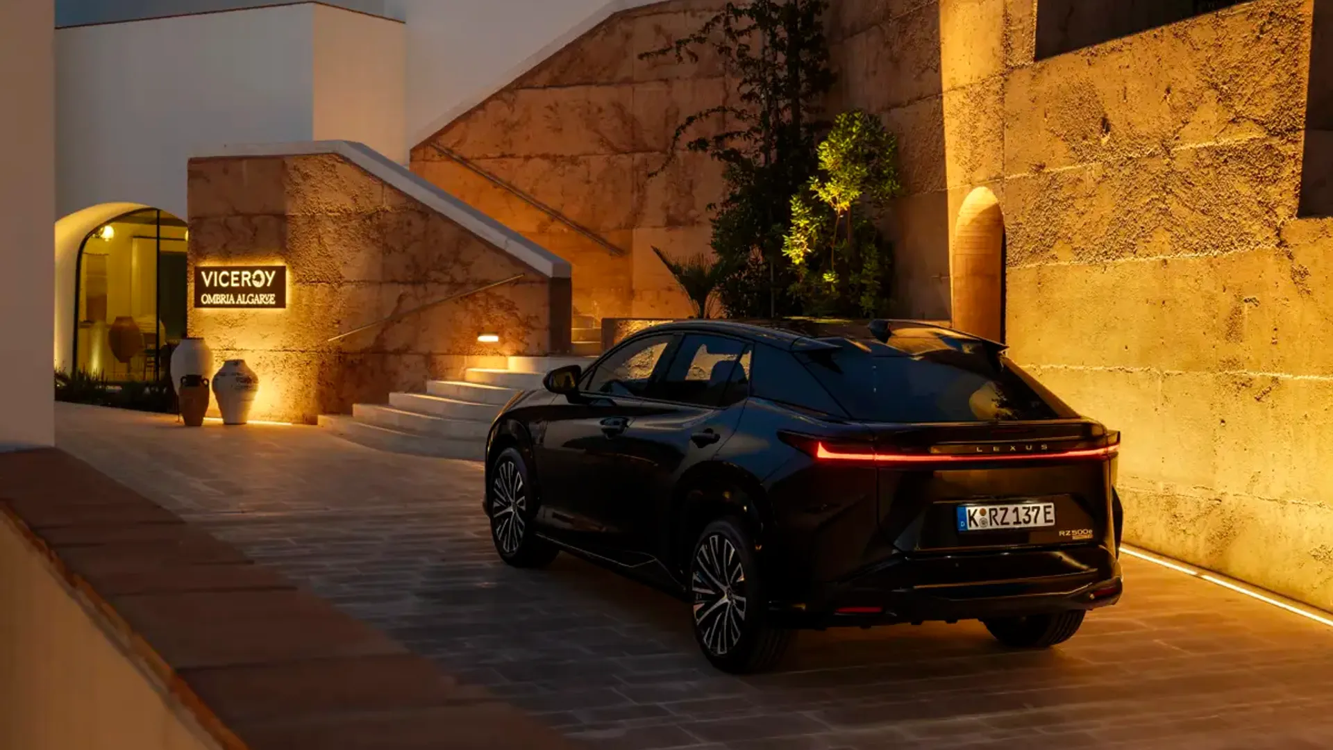 Elettronauti - Lexus RZ 500e - Copper - Esterno - Vista anteriore a tre quarti