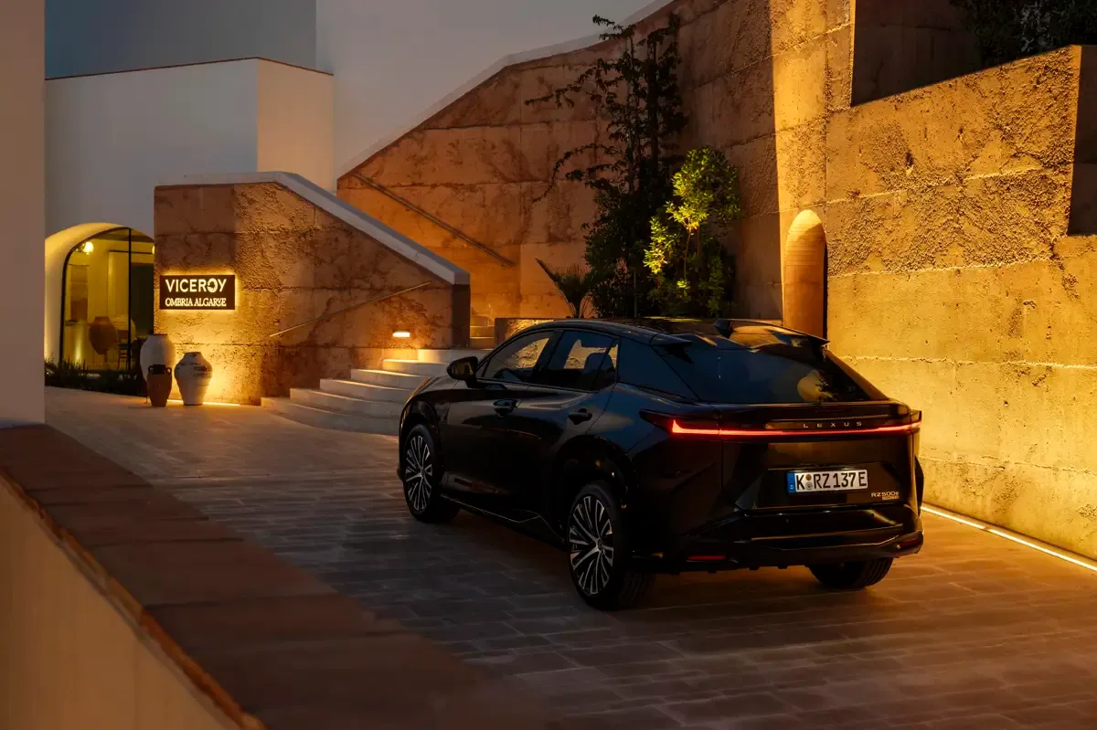 Elettronauti - Lexus RZ 500e - Copper - Esterno - Vista anteriore a tre quarti