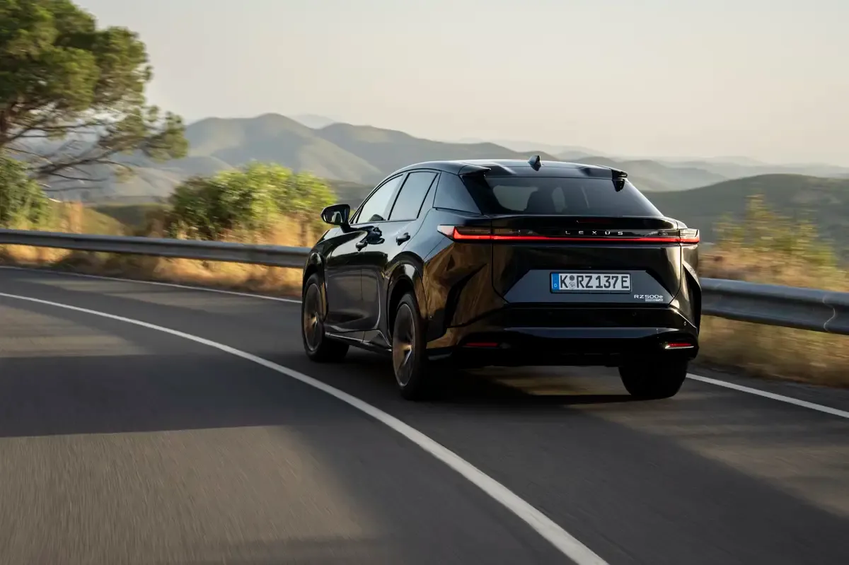 Elettronauti - Lexus RZ 500e - Copper - Esterno - Vista anteriore a tre quarti