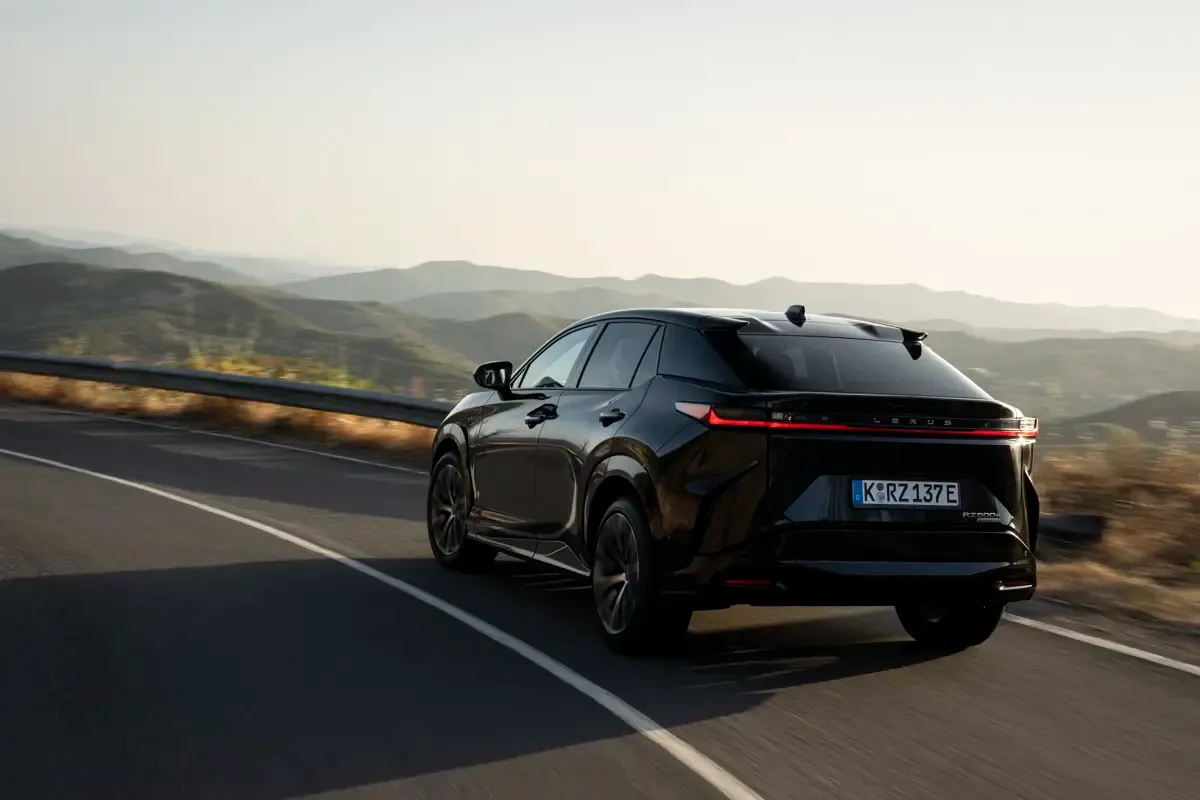 Elettronauti - Lexus RZ 500e - Copper - Esterno - Vista anteriore a tre quarti