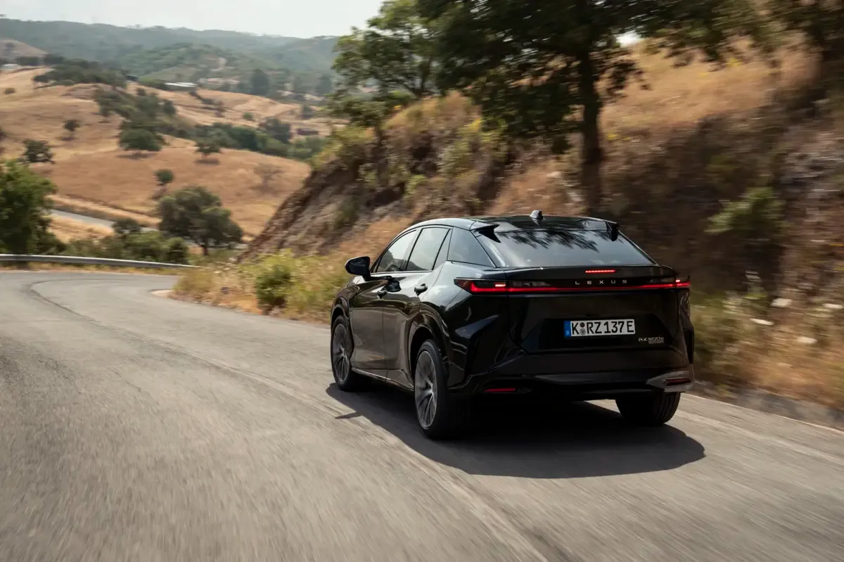 Elettronauti - Lexus RZ 500e - Copper - Esterno - Vista anteriore a tre quarti