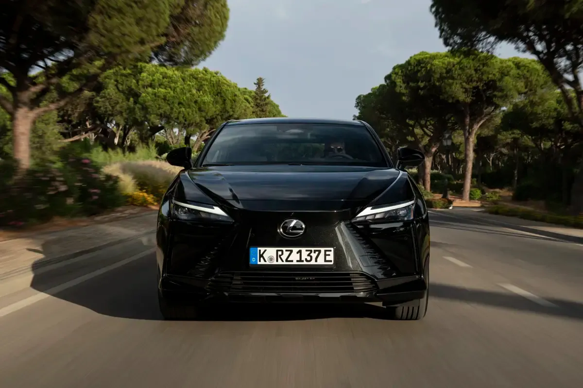 Elettronauti - Lexus RZ 500e - Copper - Esterno - Vista anteriore a tre quarti
