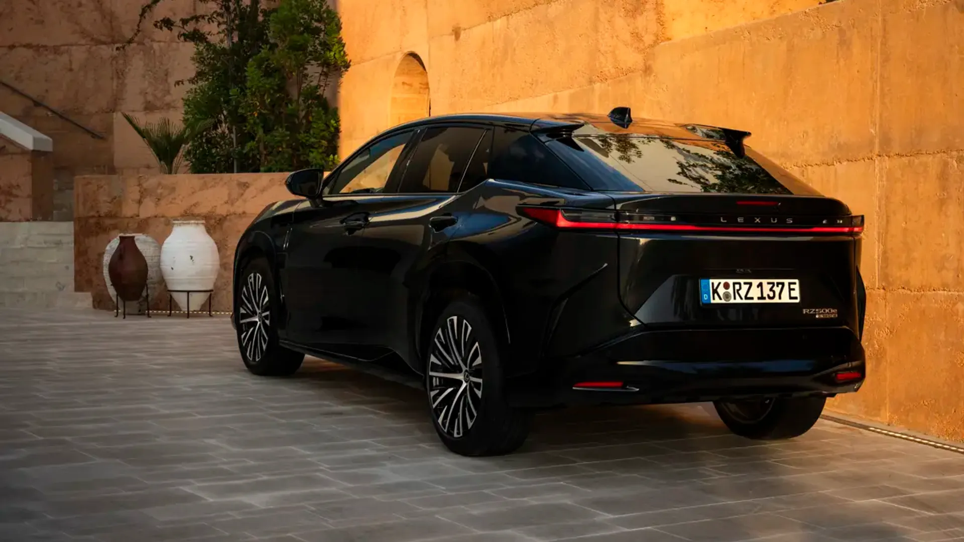 Elettronauti - Lexus RZ 500e - Copper And Black - Esterno - Vista anteriore a tre quarti