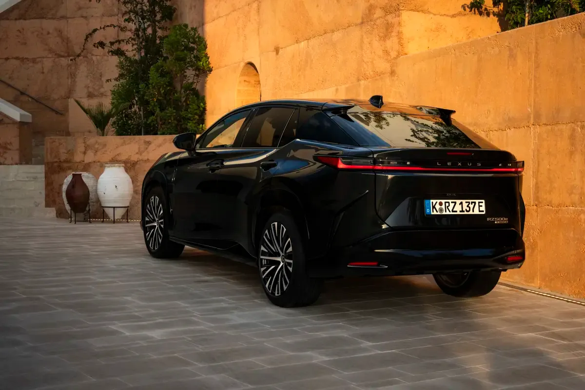 Elettronauti - Lexus RZ 500e - Copper And Black - Esterno - Vista anteriore a tre quarti