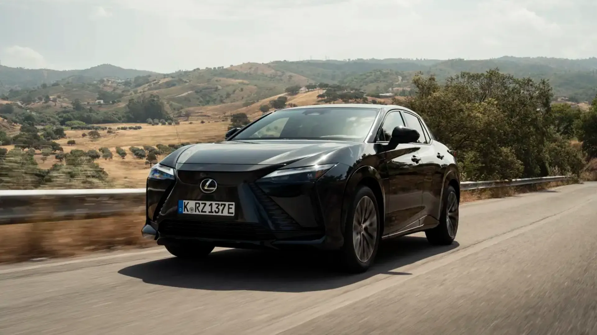 Elettronauti - Lexus RZ 500e - Dark Blue - Esterno - Vista anteriore a tre quarti