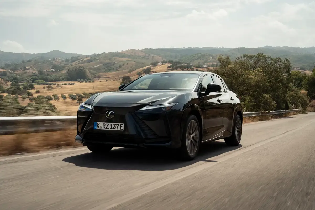Elettronauti - Lexus RZ 500e - Dark Blue - Esterno - Vista anteriore a tre quarti