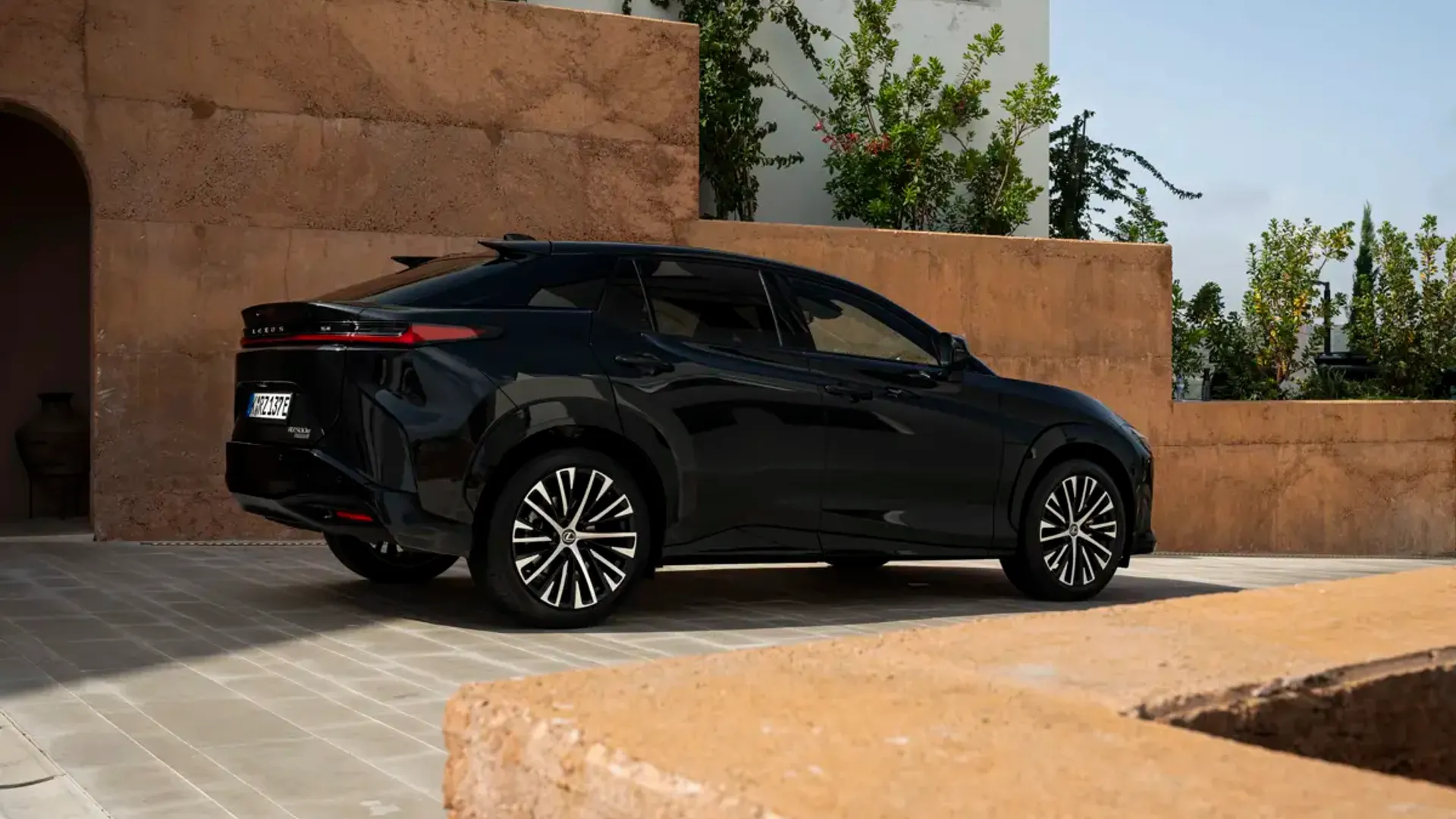 Elettronauti - Lexus RZ 500e - Dark Grey - Esterno - Vista anteriore a tre quarti