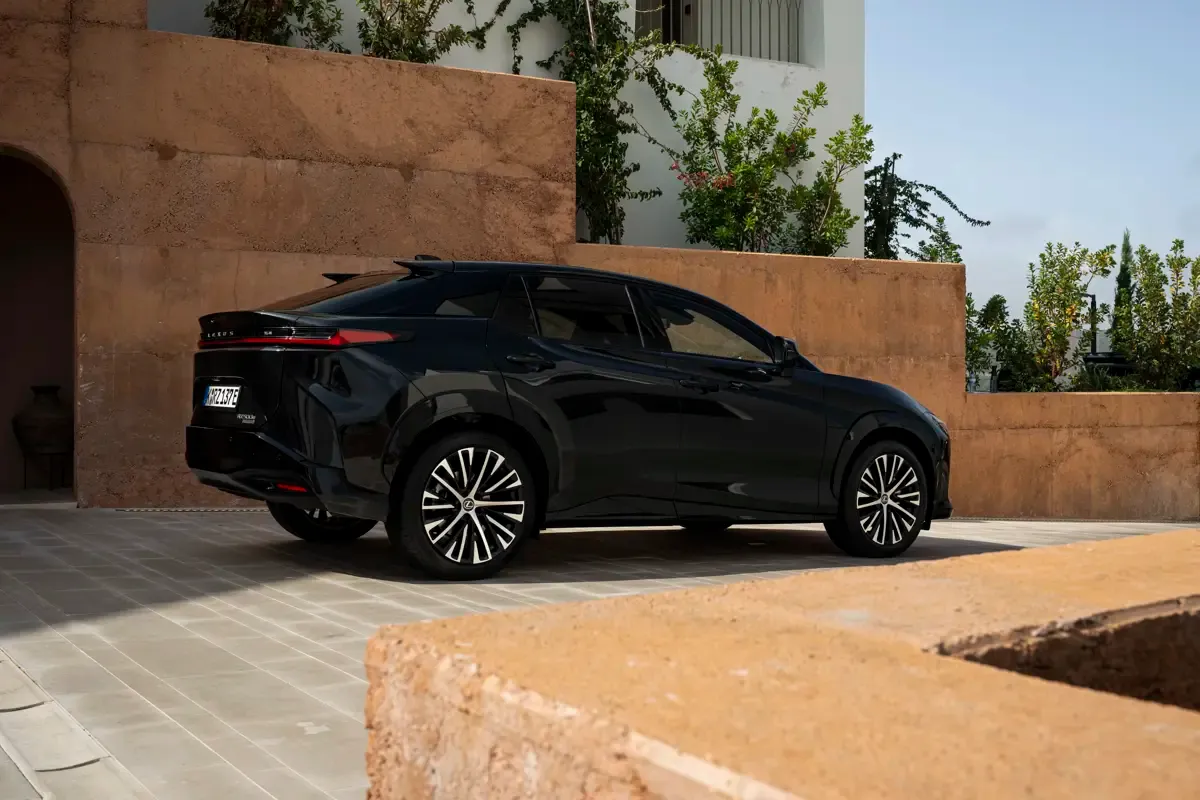 Elettronauti - Lexus RZ 500e - Dark Grey - Esterno - Vista anteriore a tre quarti
