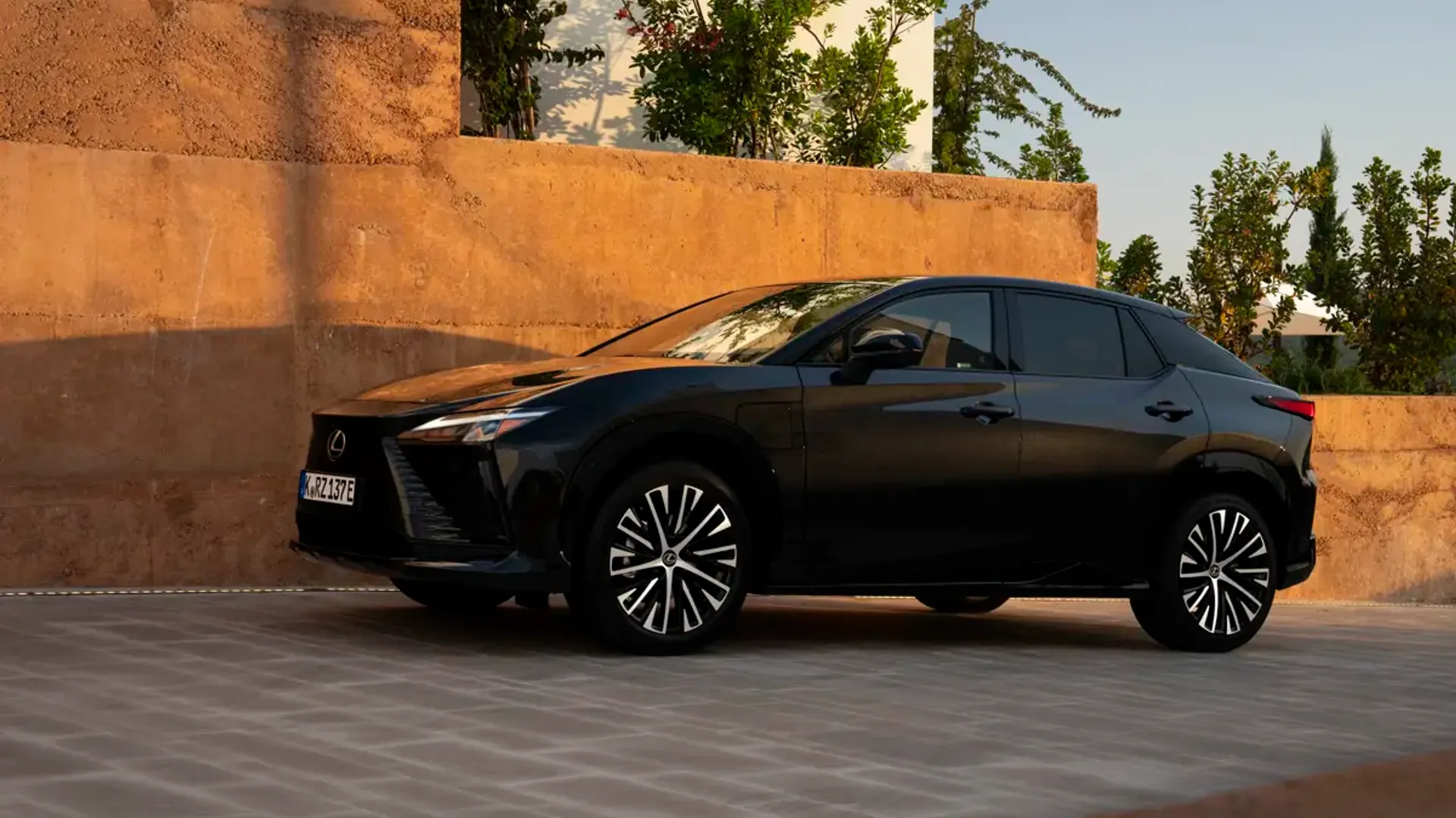 Elettronauti - Lexus RZ 500e - Dark Grey - Esterno - Vista anteriore a tre quarti