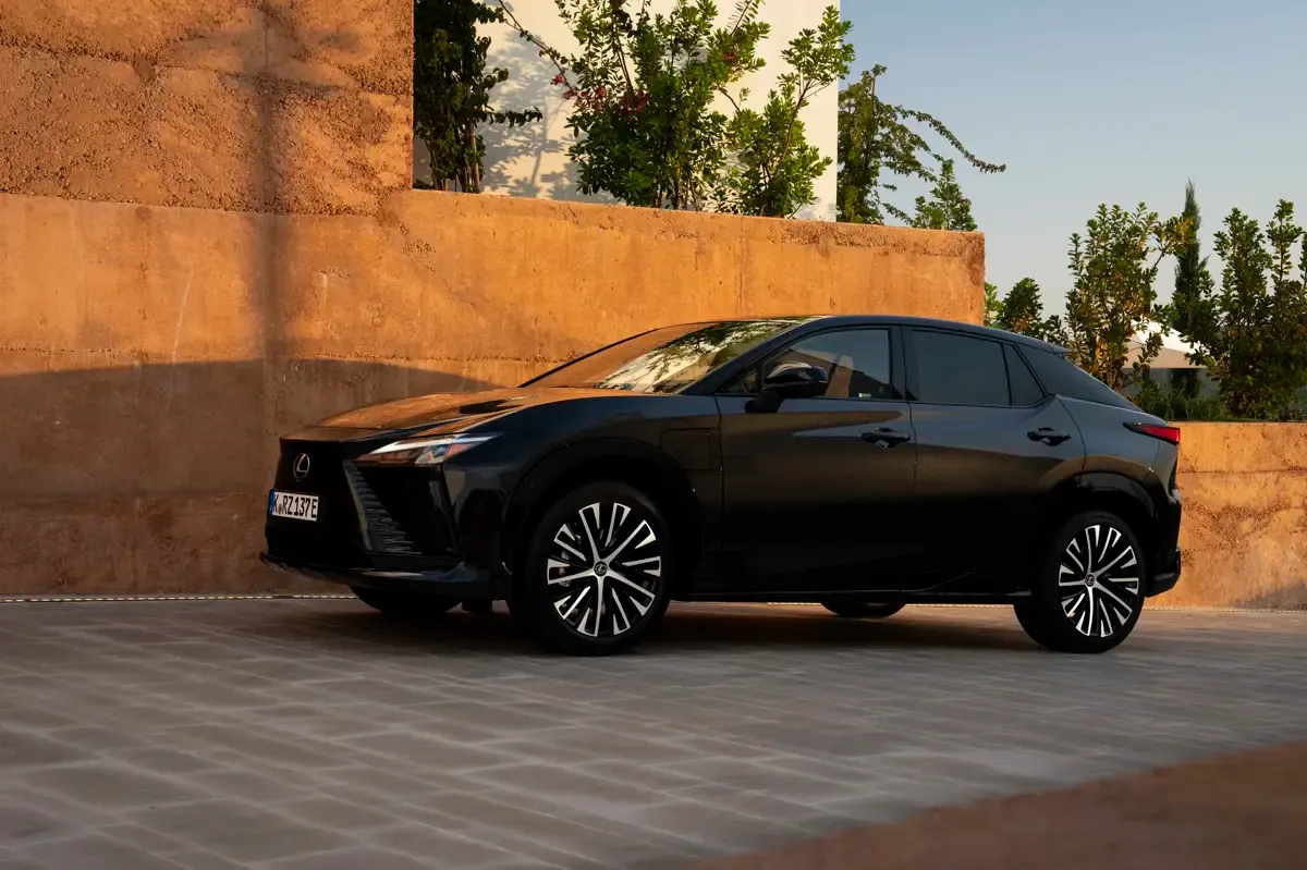 Elettronauti - Lexus RZ 500e - Dark Grey - Esterno - Vista anteriore a tre quarti