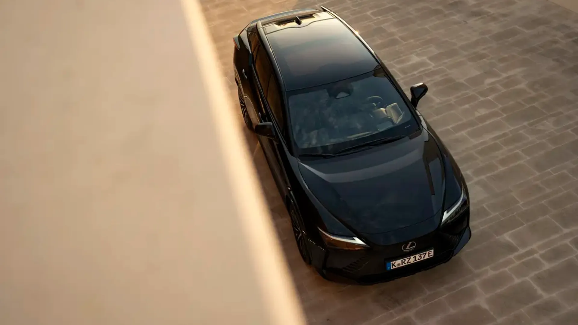 Elettronauti - Lexus RZ 500e - Dark Grey - Esterno - Vista anteriore a tre quarti