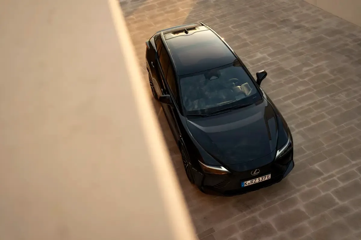 Elettronauti - Lexus RZ 500e - Dark Grey - Esterno - Vista anteriore a tre quarti