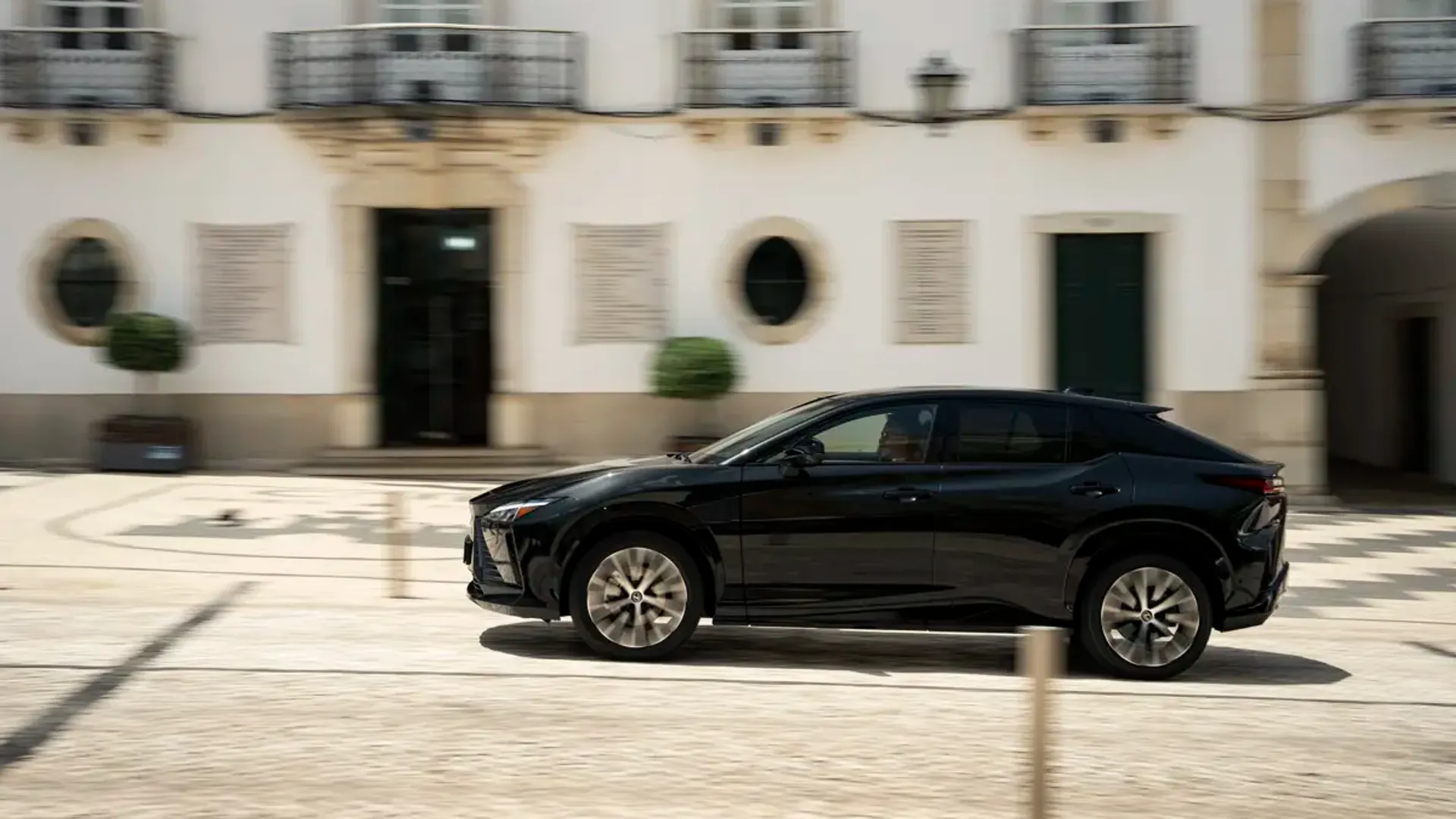 Elettronauti - Lexus RZ 500e - Dark Grey - Esterno - Vista anteriore a tre quarti