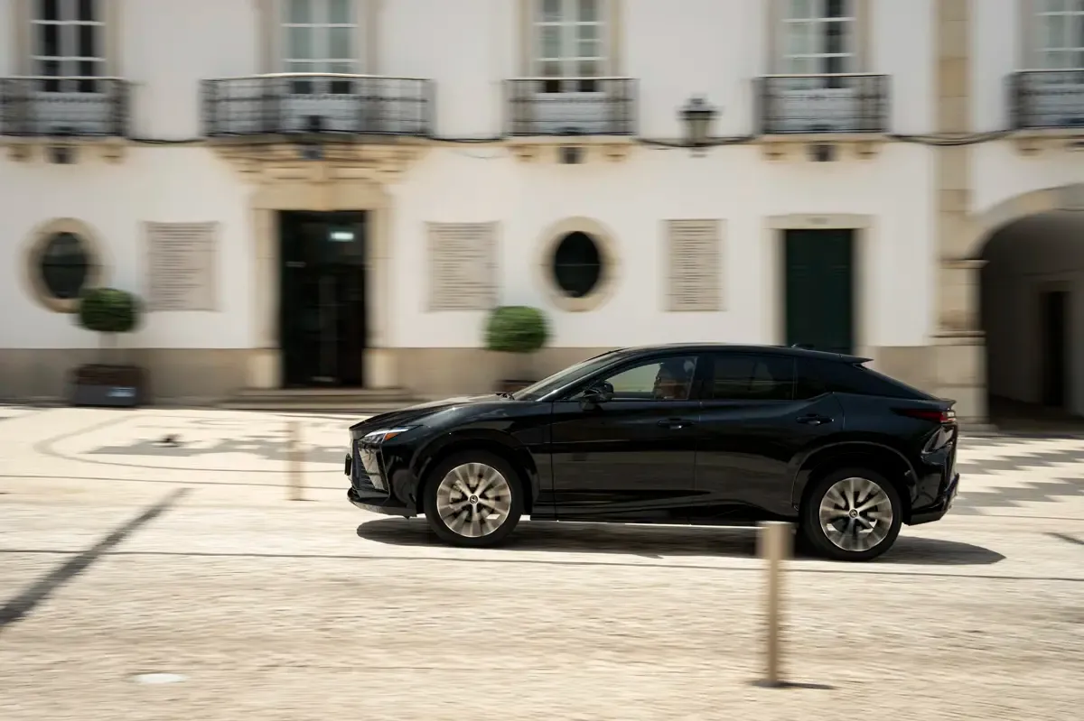 Elettronauti - Lexus RZ 500e - Dark Grey - Esterno - Vista anteriore a tre quarti