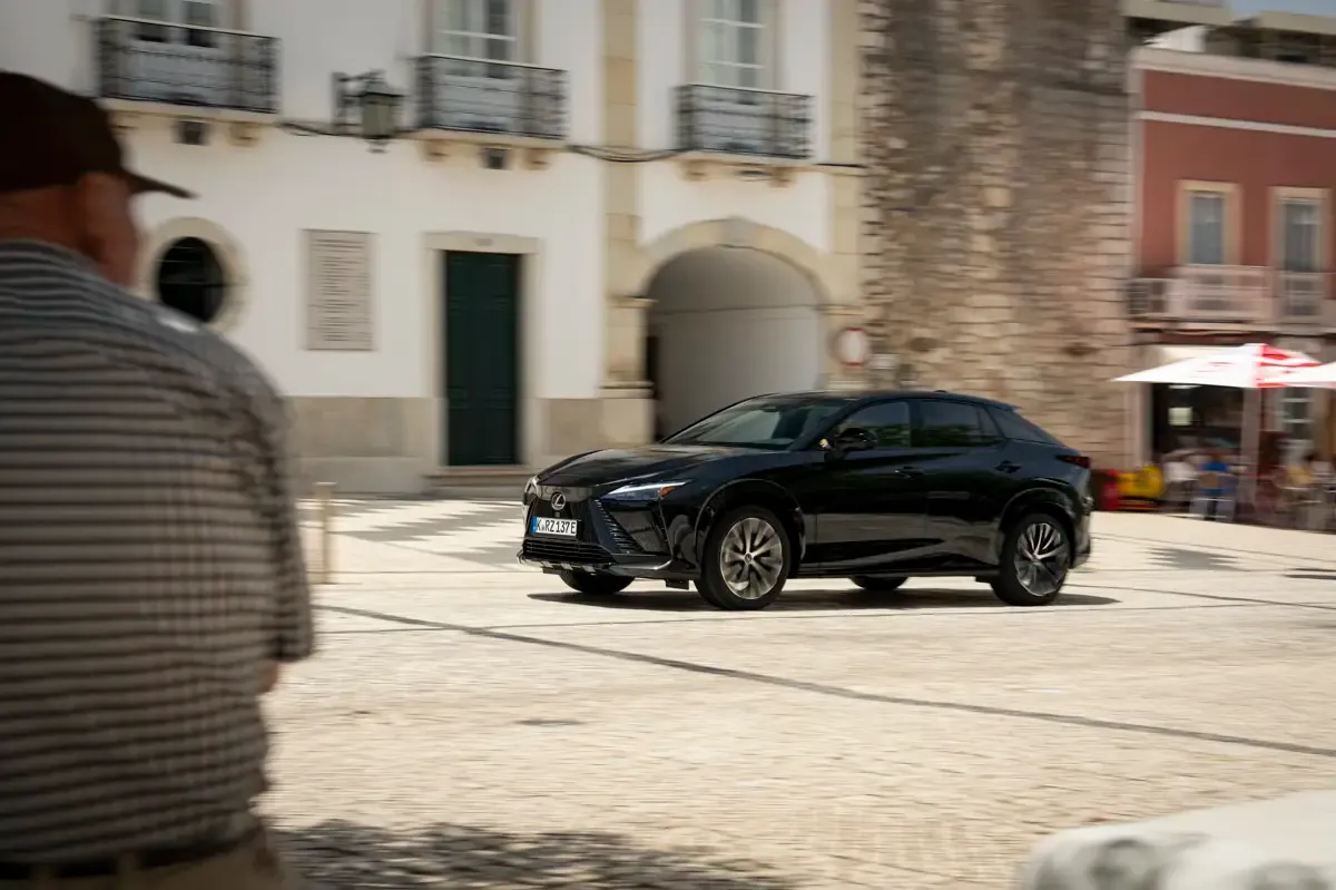 Elettronauti - Lexus RZ 500e - Dark Grey - Esterno - Vista anteriore a tre quarti