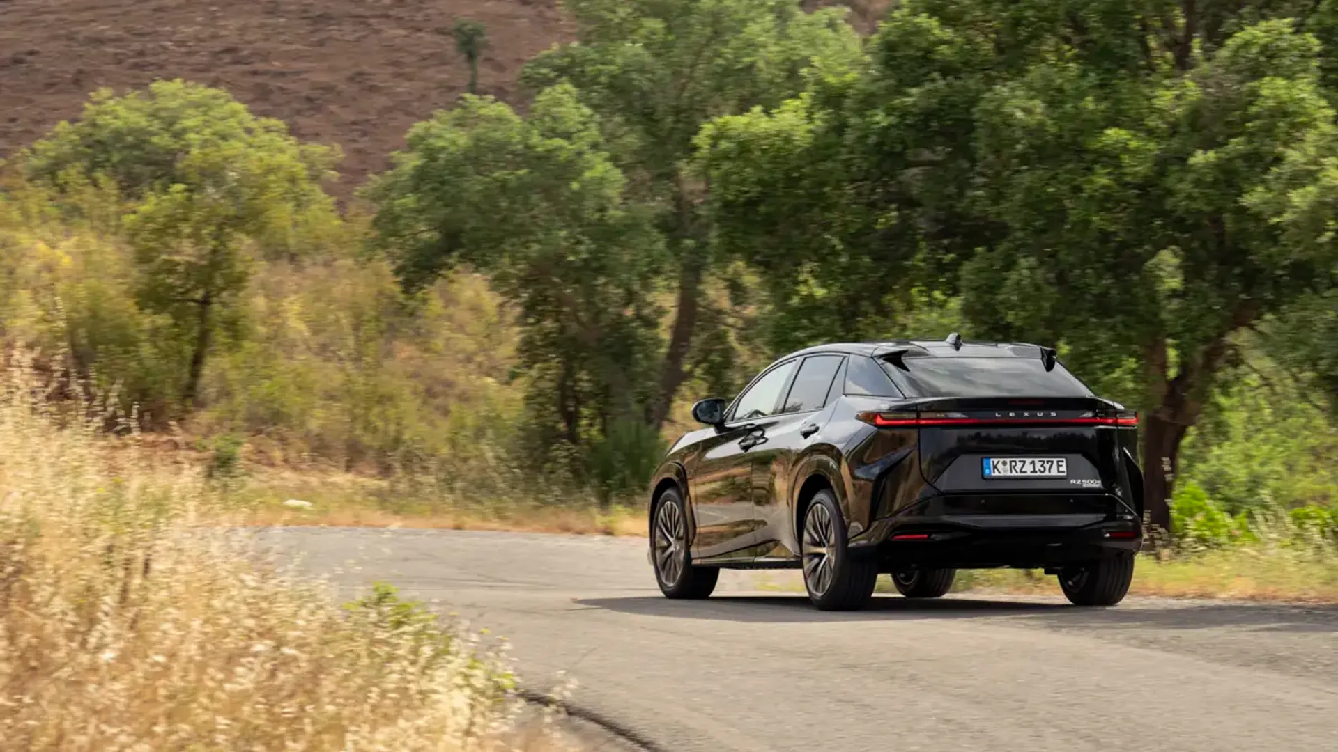 Elettronauti - Lexus RZ 500e - Dark Grey - Esterno - Vista anteriore a tre quarti