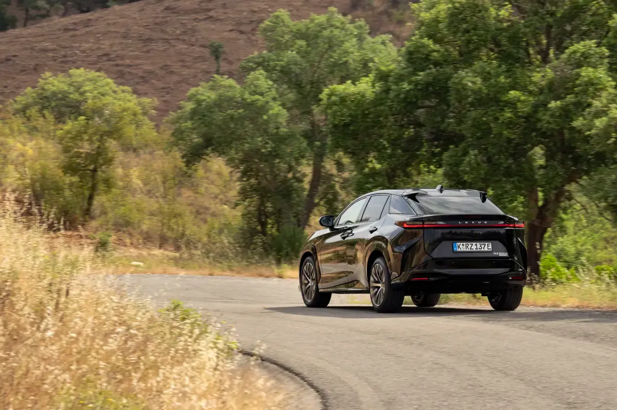 Elettronauti - Lexus RZ 500e - Dark Grey - Esterno - Vista anteriore a tre quarti
