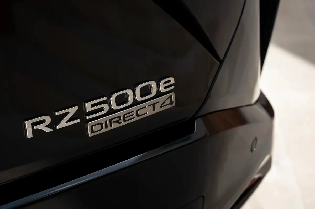 Elettronauti - Lexus RZ 500e - Dark Grey - Esterno - Vista anteriore a tre quarti