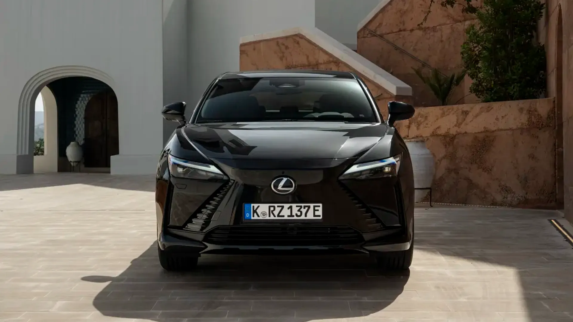 Elettronauti - Lexus RZ 500e - Grigio - Esterno - Vista anteriore a tre quarti