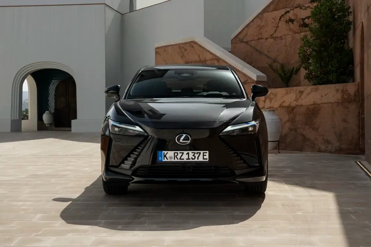 Elettronauti - Lexus RZ 500e - Grigio - Esterno - Vista anteriore a tre quarti