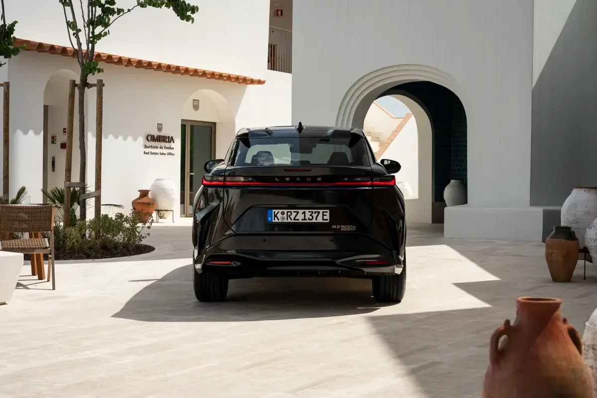 Elettronauti - Lexus RZ 500e - Grigio - Esterno - Vista anteriore a tre quarti