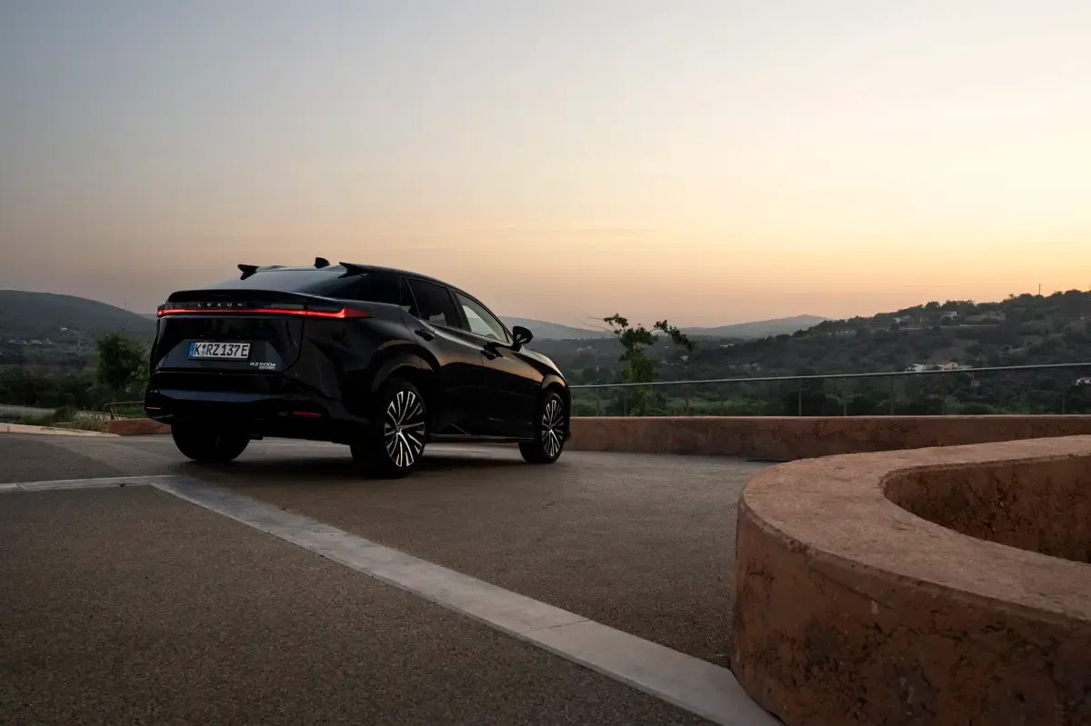 Elettronauti - Lexus RZ 500e - Grigio - Esterno - Vista anteriore a tre quarti