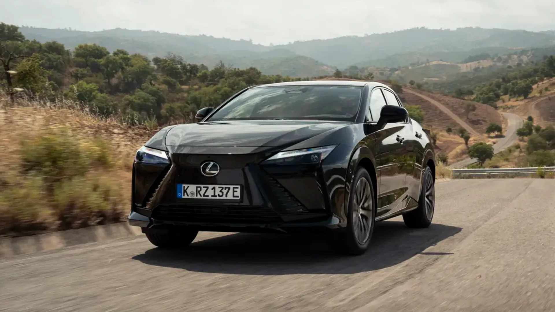 Elettronauti - Lexus RZ 500e - Light Blue - Esterno - Vista anteriore a tre quarti