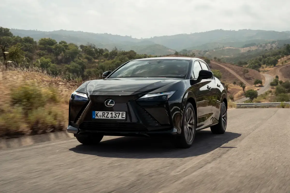 Elettronauti - Lexus RZ 500e - Light Blue - Esterno - Vista anteriore a tre quarti