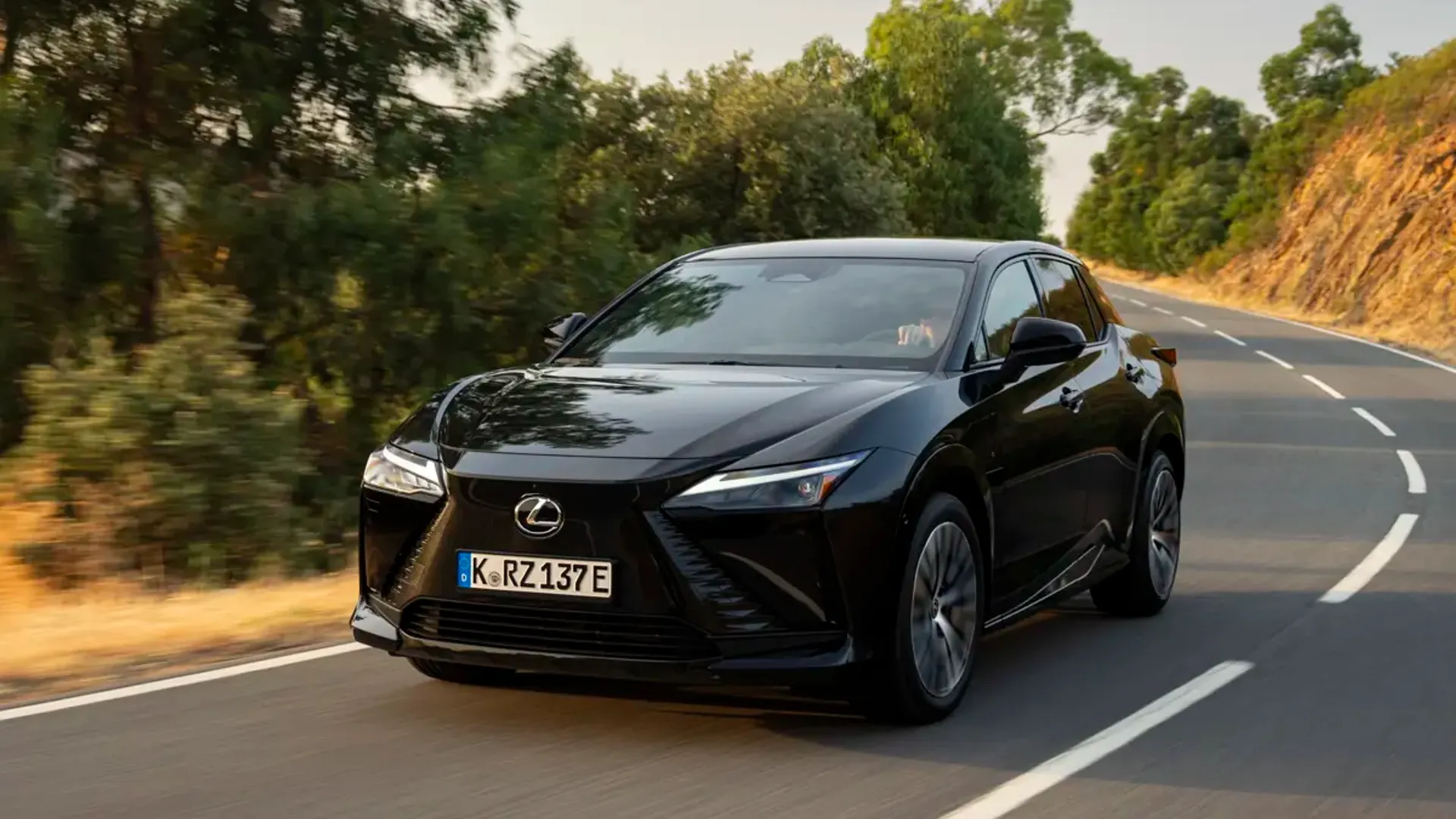 Elettronauti - Lexus RZ 500e - Argento - Esterno - Vista anteriore a tre quarti