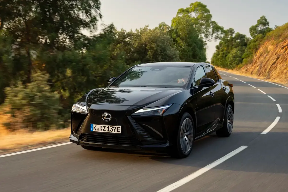 Elettronauti - Lexus RZ 500e - Argento - Esterno - Vista anteriore a tre quarti