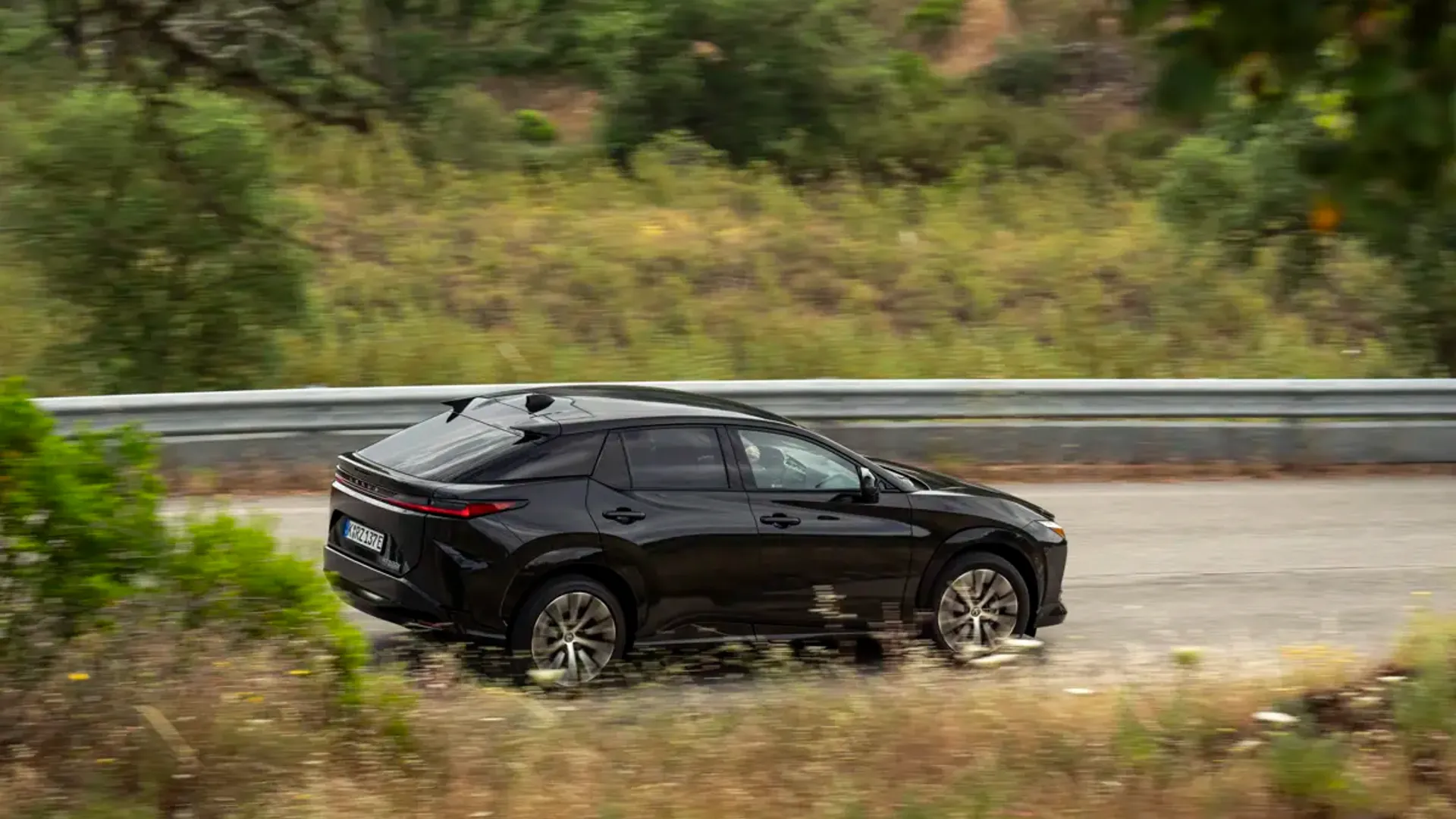 Elettronauti - Lexus RZ 500e - Sonic Copper - Esterno - Vista anteriore a tre quarti