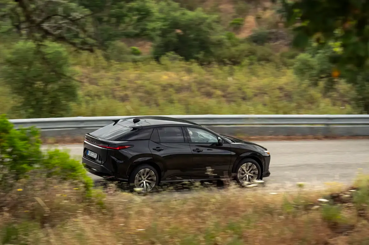 Elettronauti - Lexus RZ 500e - Sonic Copper - Esterno - Vista anteriore a tre quarti