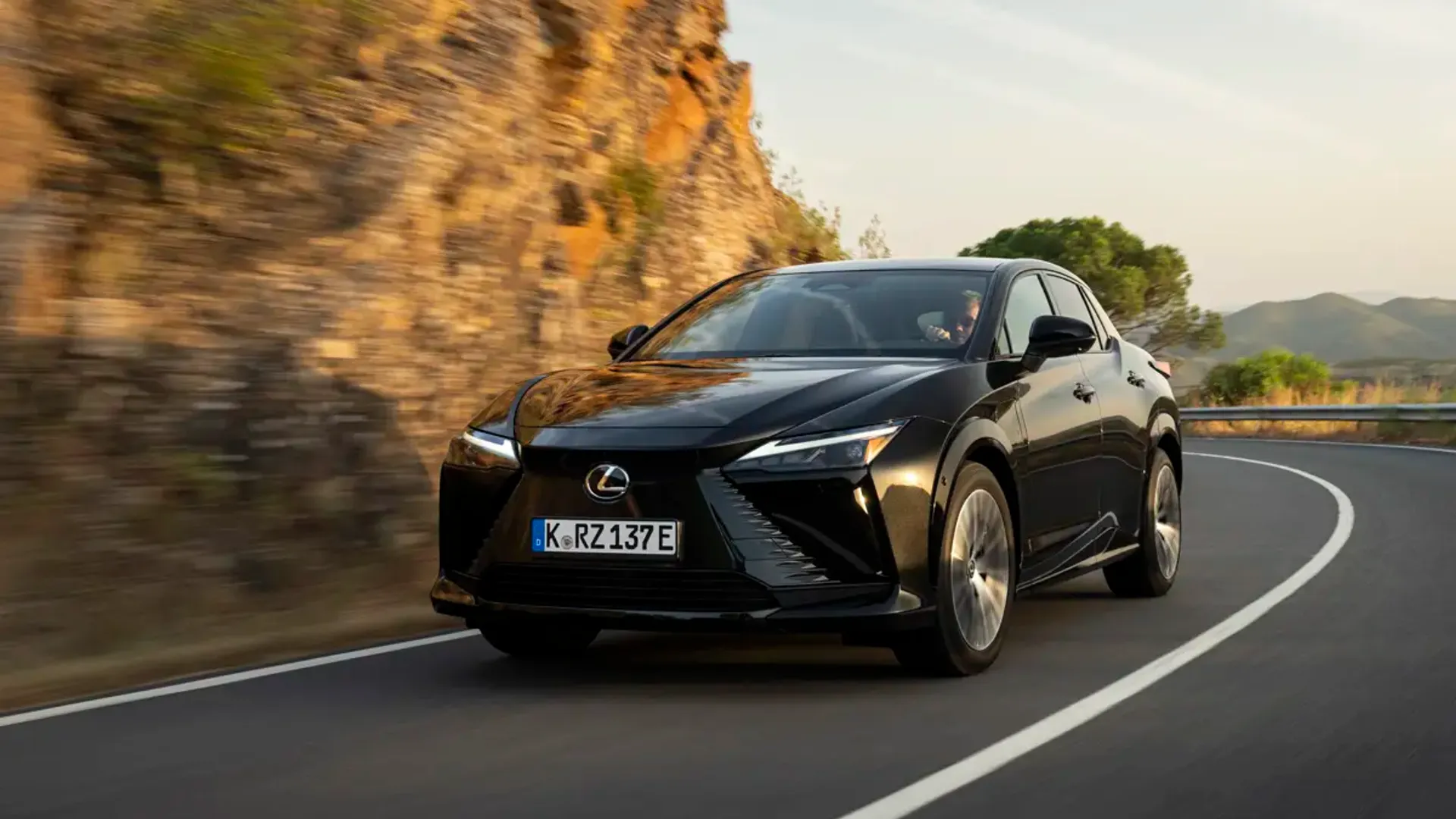 Elettronauti - Lexus RZ 500e - Bianco - Esterno - Vista anteriore a tre quarti