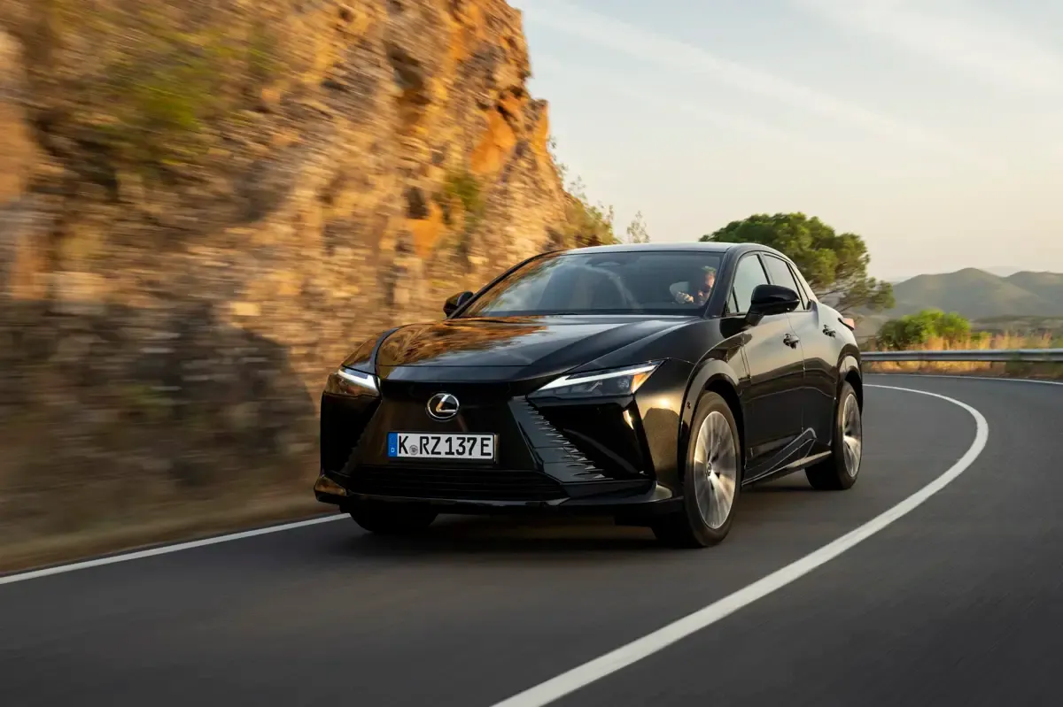 Elettronauti - Lexus RZ 500e - Bianco - Esterno - Vista anteriore a tre quarti