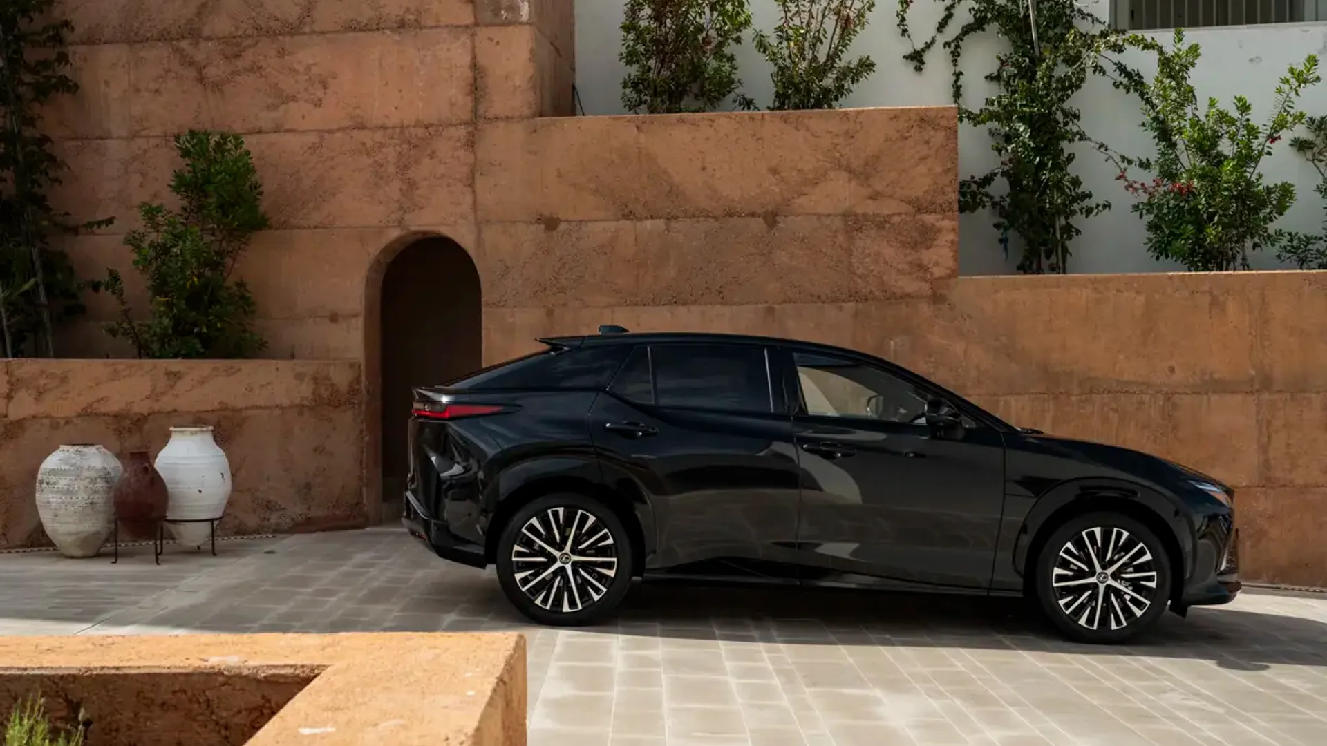 Elettronauti - Lexus RZ 500e - Bianco - Esterno - Vista anteriore a tre quarti