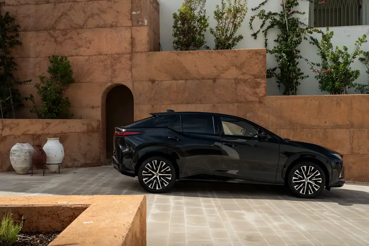 Elettronauti - Lexus RZ 500e - Bianco - Esterno - Vista anteriore a tre quarti