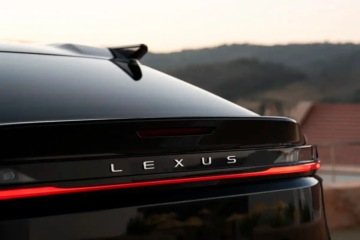 Elettronauti - Lexus RZ 500e - Esterno - Vista posteriore
