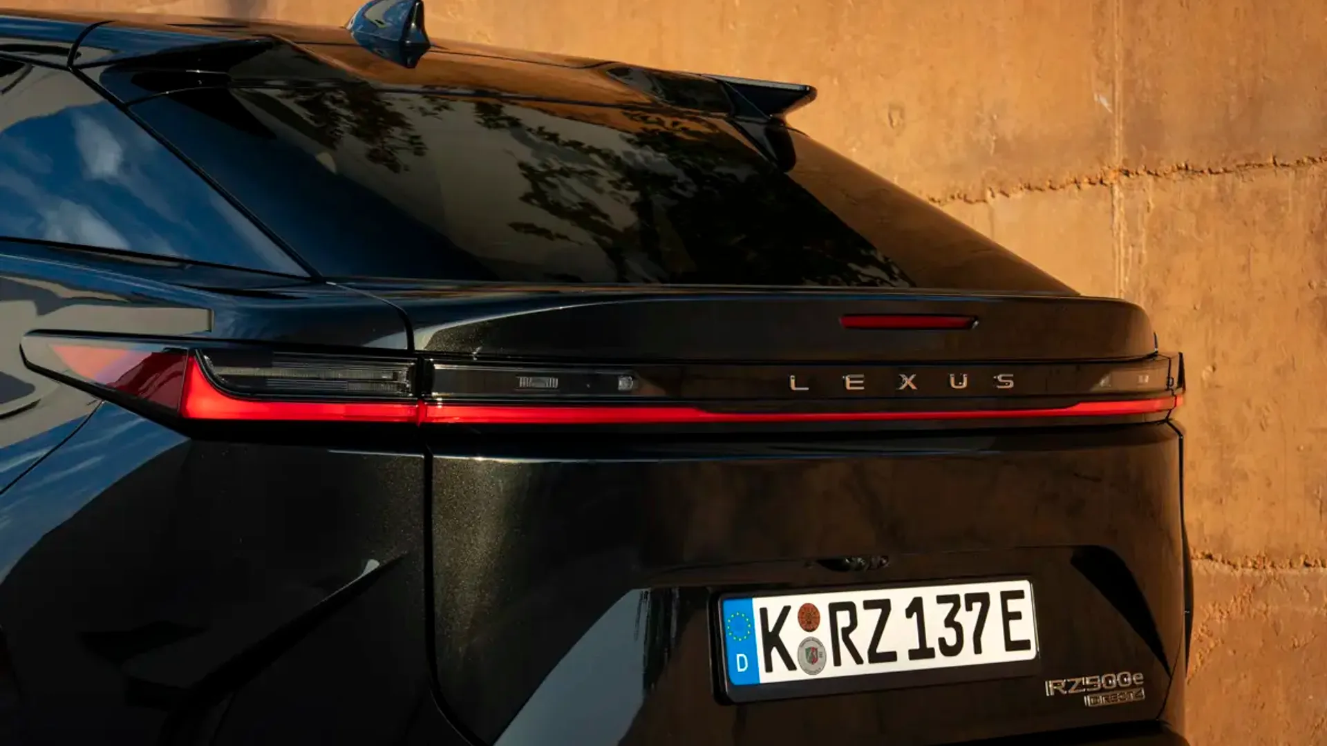 Elettronauti - Lexus RZ 500e - Esterno - Vista posteriore