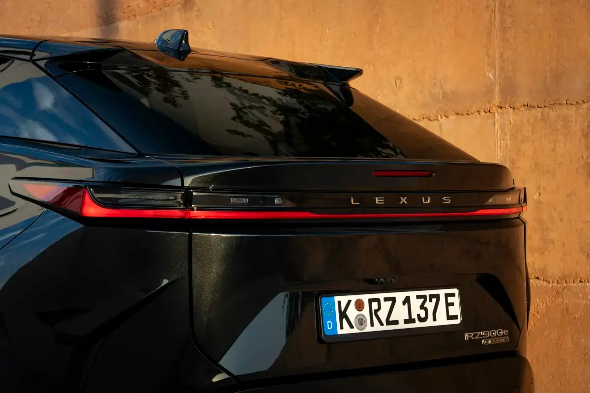 Elettronauti - Lexus RZ 500e - Esterno - Vista posteriore
